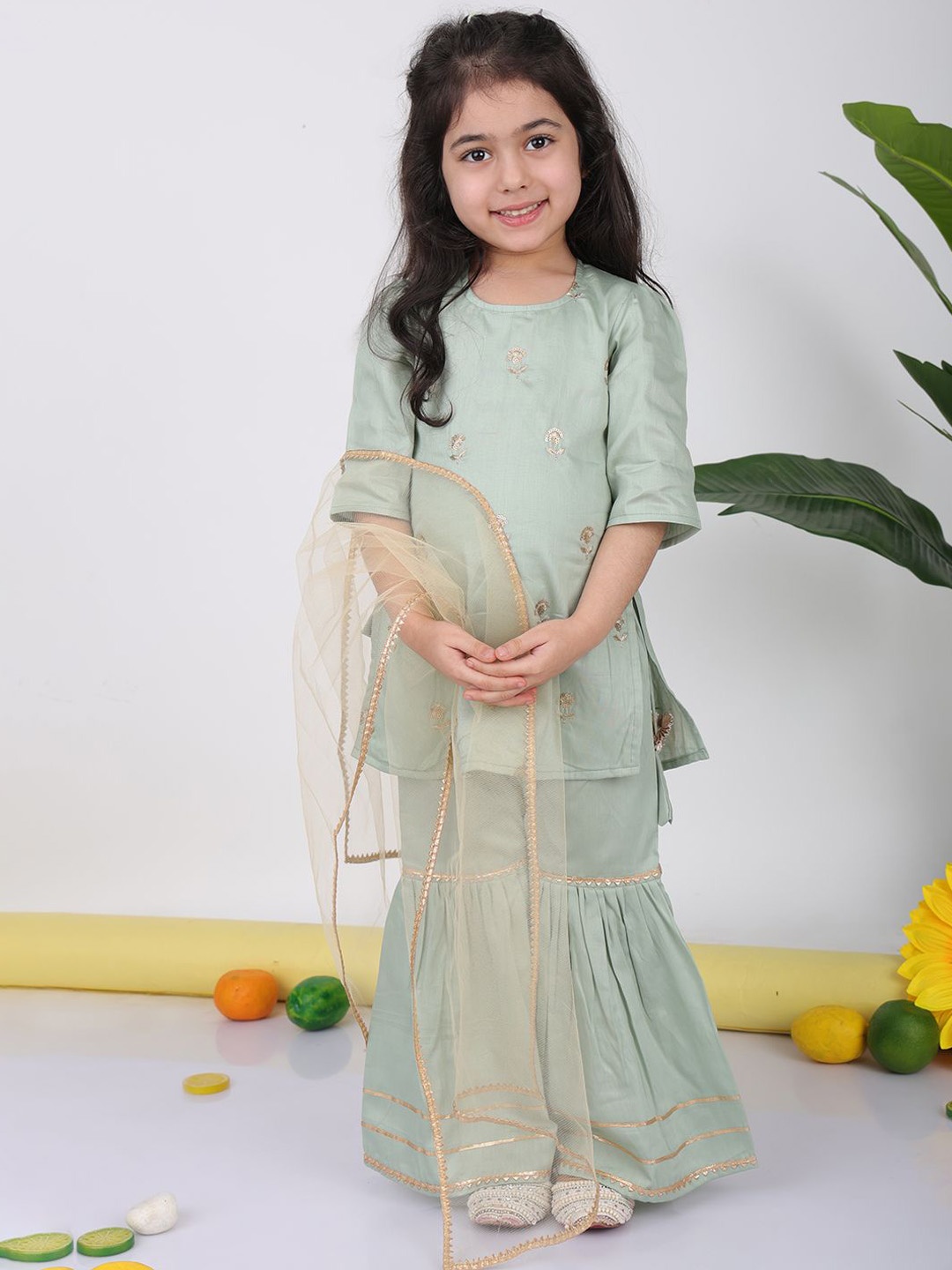Here&Now X Kinder Kids Girls Floral Embroidered Regular Pure Cotton Kurti with Sharara & With Dupatta, Green
Here&Now X Kinder Kids Girls Floral Embroidered Regular Pure Cotton Kurti with Sharara & With Dupatta, Green