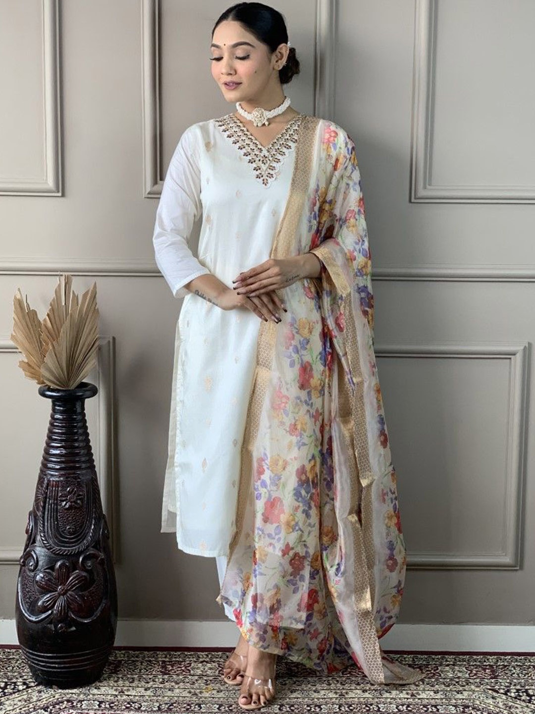 Moda Rapido Floral Embroidered V-Neck Thread Work Straight Kurta With Trouser & Dupatta, White
Moda Rapido Floral Embroidered V-Neck Thread Work Straight Kurta With Trouser & Dupatta, White