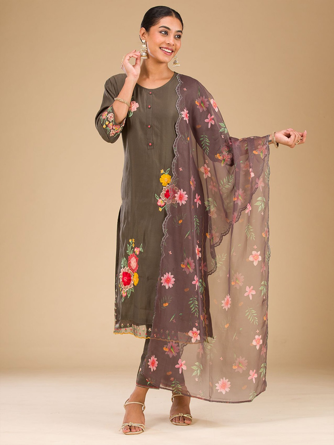 Koskii Floral Embroidered Thread Work Pure Cotton Kurta With Trousers & Dupatta, Grey
Koskii Floral Embroidered Thread Work Pure Cotton Kurta With Trousers & Dupatta, Grey