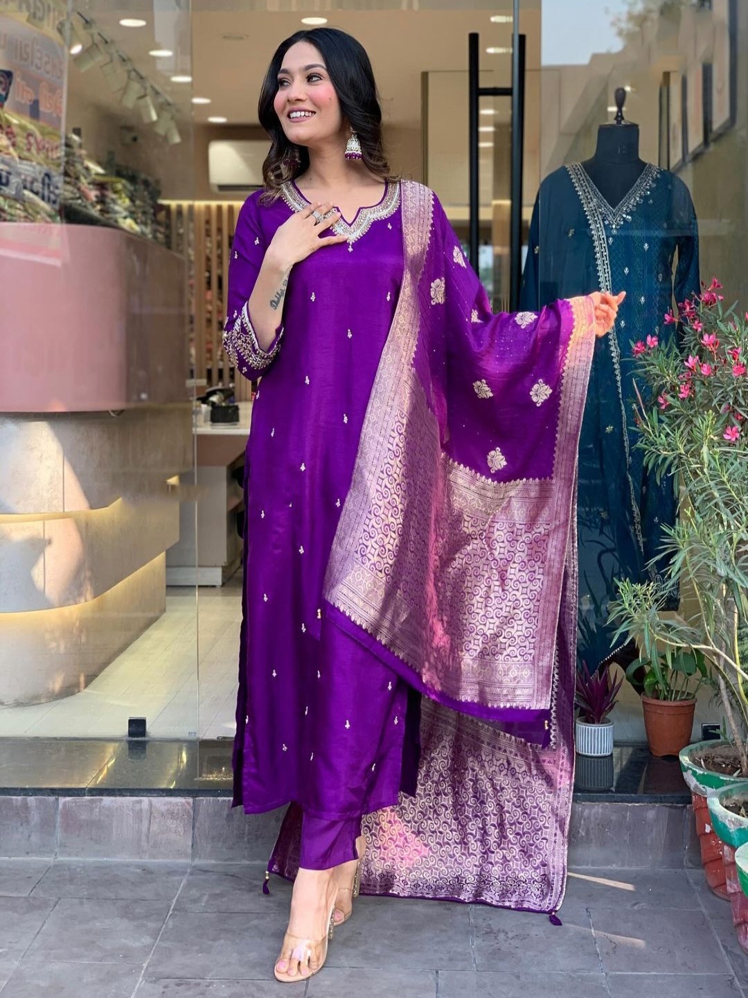 choiceit Women Ethnic Motifs Embroidered Regular Chanderi Silk Kurti with Trousers & With Dupatta, Purple
choiceit Women Ethnic Motifs Embroidered Regular Chanderi Silk Kurti with Trousers & With Dupatta, Purple