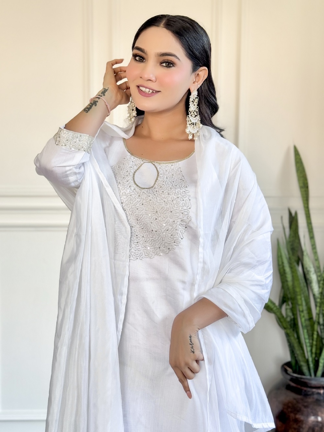 KOTRONS Women Embroidered Regular Thread Work Chanderi Silk Kurta with Trousers & With Dupatta, White
KOTRONS Women Embroidered Regular Thread Work Chanderi Silk Kurta with Trousers & With Dupatta, White