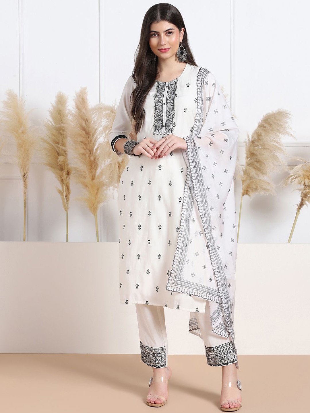 Moda Rapido Floral Embroidered Thread Work Straight Kurta With Trousers And Dupatta, White
Moda Rapido Floral Embroidered Thread Work Straight Kurta With Trousers And Dupatta, White