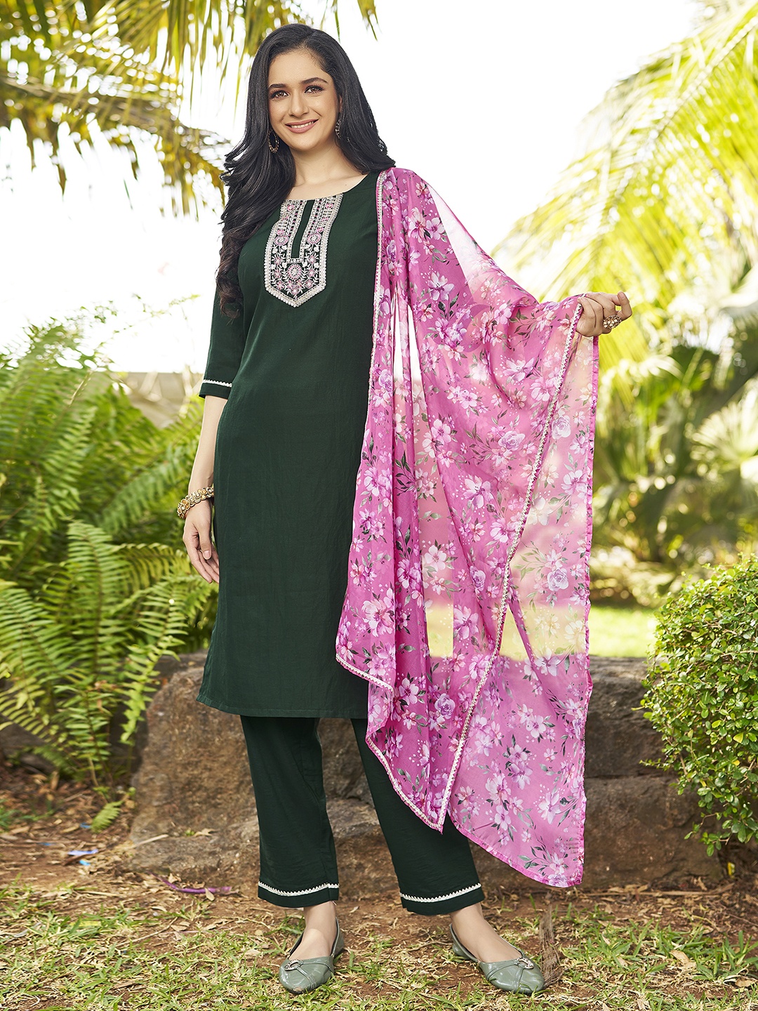 SKYLEE Ethnic Motifs Embroidered Regular Thread Work Kurta with Trousers & Dupatta, Green
SKYLEE Ethnic Motifs Embroidered Regular Thread Work Kurta with Trousers & Dupatta, Green