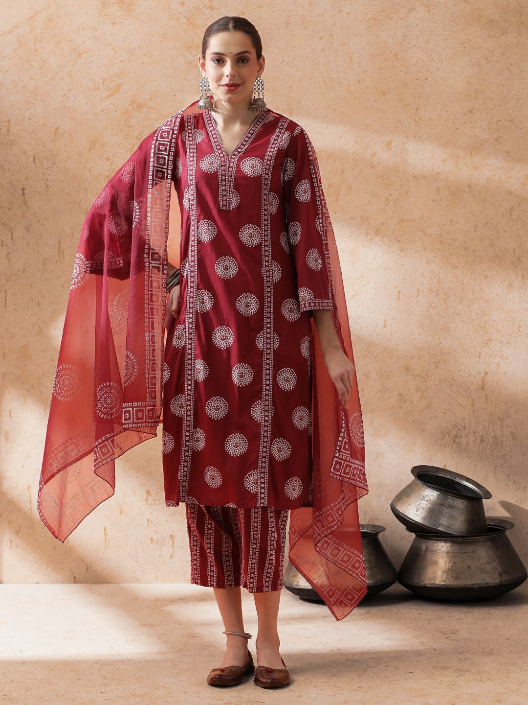 STYLEBAAZI Floral Printed V-Neck Pure Cotton Straight Kurta With Trousers And Dupatta, Maroon
STYLEBAAZI Floral Printed V-Neck Pure Cotton Straight Kurta With Trousers And Dupatta, Maroon