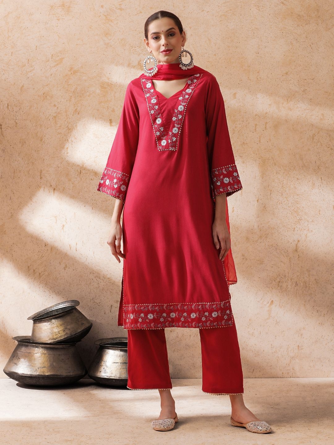 STYLEBAAZI V-Neck Floral Embroidered Gotta Patti Straight Kurta With Trousers And Dupatta, Red
STYLEBAAZI V-Neck Floral Embroidered Gotta Patti Straight Kurta With Trousers And Dupatta, Red