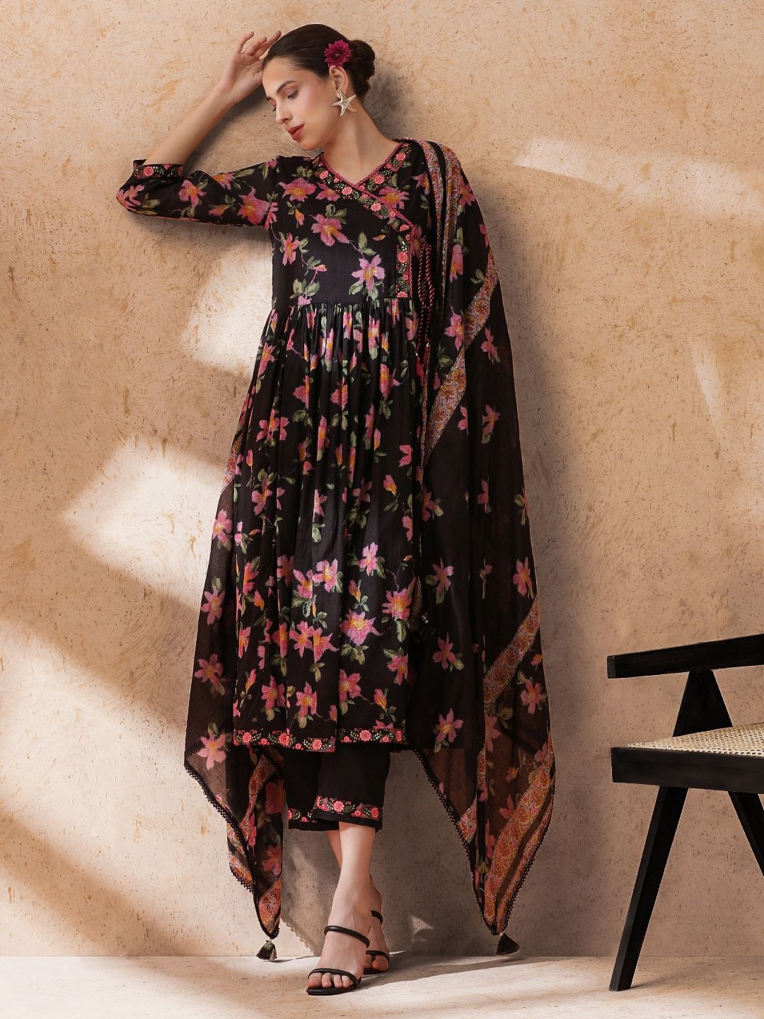 STYLEBAAZI Floral Printed Angrakha V-Neck Pure Cotton A-Line Kurta With Trousers & Dupatta, Black
STYLEBAAZI Floral Printed Angrakha V-Neck Pure Cotton A-Line Kurta With Trousers & Dupatta, Black