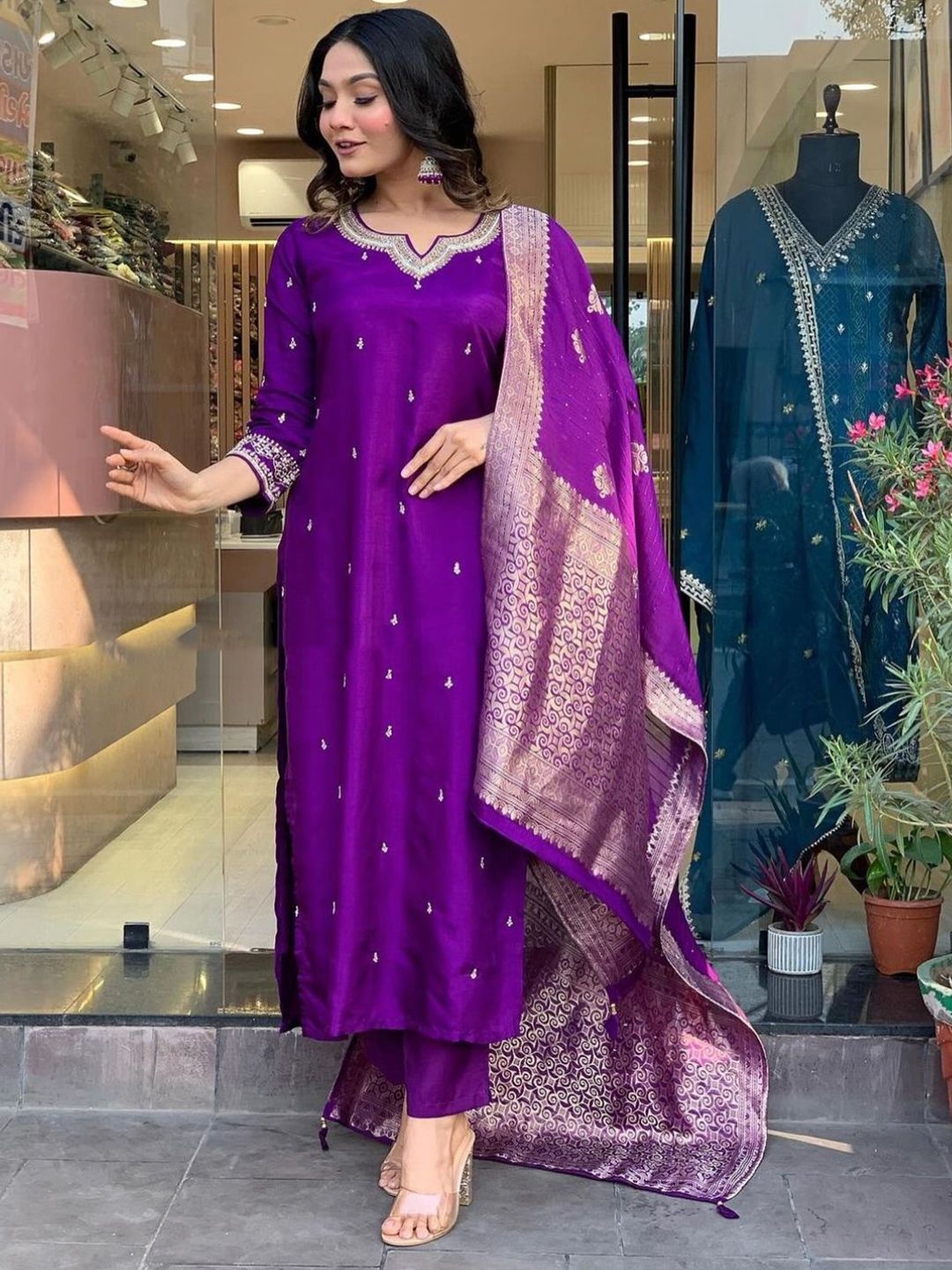 Siya Fashion Women Floral Embroidered Regular Thread Work Kurta with Trousers & With Dupatta, Purple
Siya Fashion Women Floral Embroidered Regular Thread Work Kurta with Trousers & With Dupatta, Purple