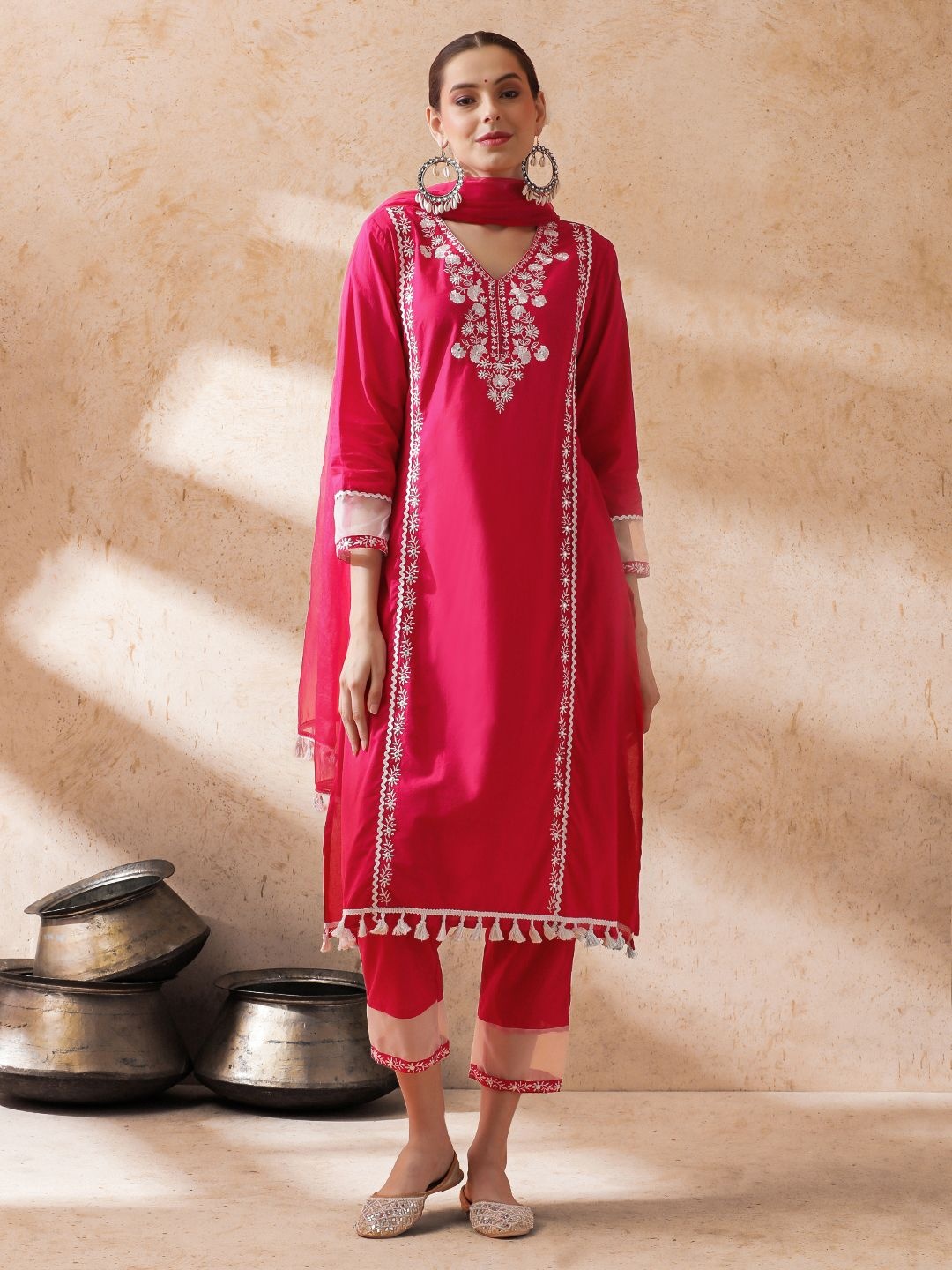 STYLEBAAZI V-Neck Floral Embroidered Pure Cotton Straight Kurta With Trousers And Dupatta, Fuchsia
STYLEBAAZI V-Neck Floral Embroidered Pure Cotton Straight Kurta With Trousers And Dupatta, Fuchsia