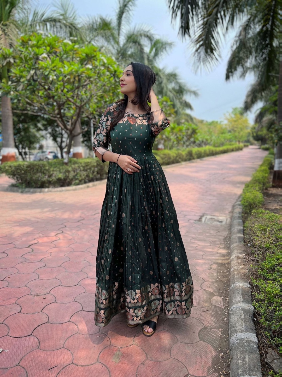 DEVATITHI Floral Printed Round Neck Gathered Silk Fit & Flare Maxi Ethnic Dress, Green
DEVATITHI Floral Printed Round Neck Gathered Silk Fit & Flare Maxi Ethnic Dress, Green