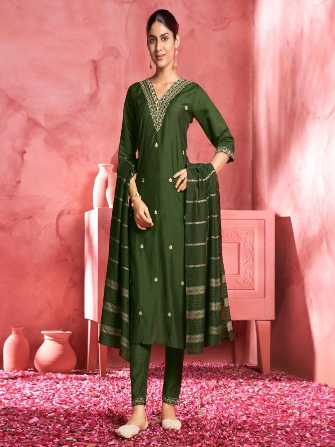 Peachmode Women Floral Embroidered Regular Thread Work Kurta with Trousers & With Dupatta, Green
Peachmode Women Floral Embroidered Regular Thread Work Kurta with Trousers & With Dupatta, Green