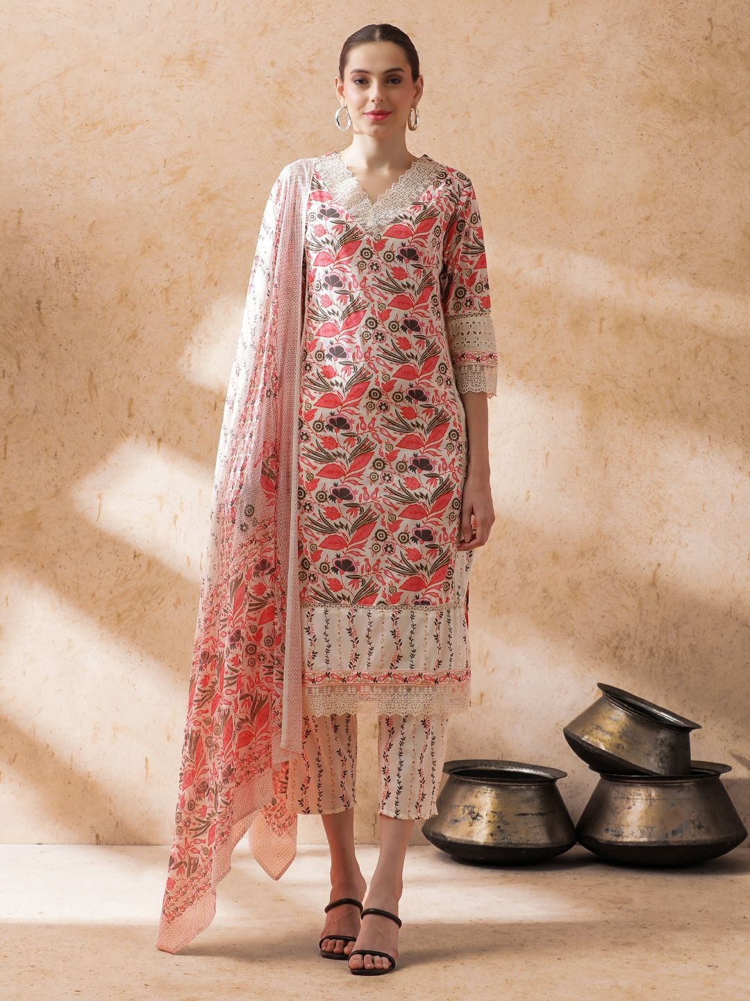 STYLEBAAZI Floral Printed V-Neck Thread Work Straight Kurta With Trouser & Dupatta, Red
STYLEBAAZI Floral Printed V-Neck Thread Work Straight Kurta With Trouser & Dupatta, Red