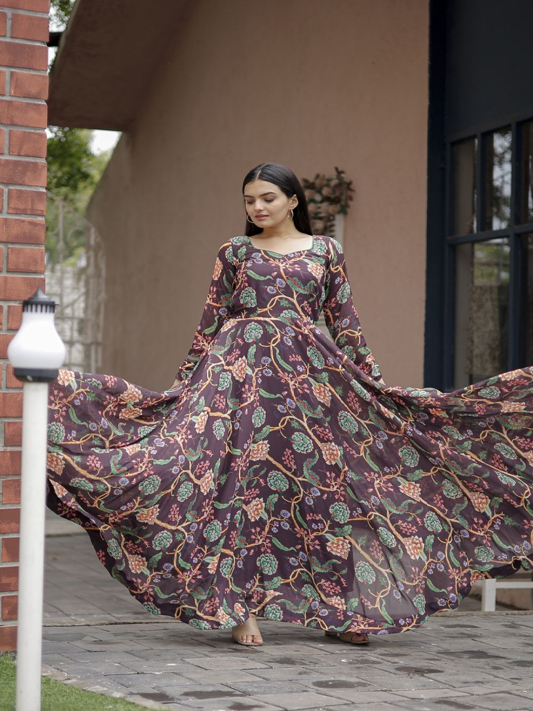 VARNI FABRICS Floral Printed Sweetheart Neck Georgette Maxi Gown Ethnic Dress with Dupatta, Coffee brown
VARNI FABRICS Floral Printed Sweetheart Neck Georgette Maxi Gown Ethnic Dress with Dupatta, Coffee brown