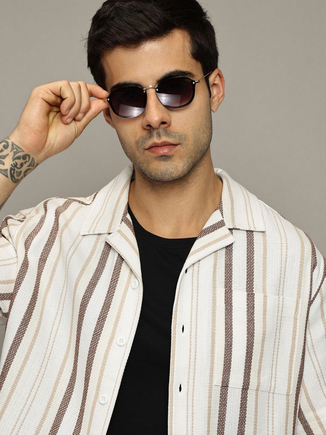 The Roadster Lifestyle Co. Men Premium Relaxed Fit Vertical Striped Cotton Casual Shirt, Off white
The Roadster Lifestyle Co. Men Premium Relaxed Fit Vertical Striped Cotton Casual Shirt, Off white