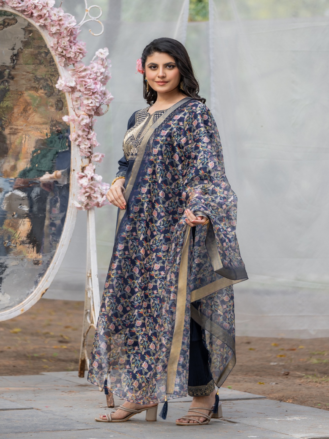 Twika Floral Yoke Design Notch Neck Sequinned Straight Kurta With Trouser And Dupatta, Navy blue
Twika Floral Yoke Design Notch Neck Sequinned Straight Kurta With Trouser And Dupatta, Navy blue