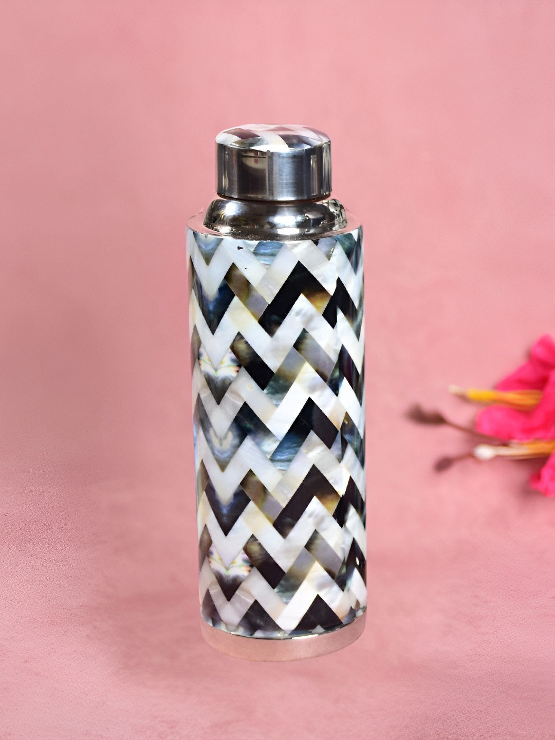 THE HOME CO. White & Brown Stainless Steel Zig Zag Printed Large Water Bottle - 750ml
THE HOME CO. White & Brown Stainless Steel Zig Zag Printed Large Water Bottle - 750ml
