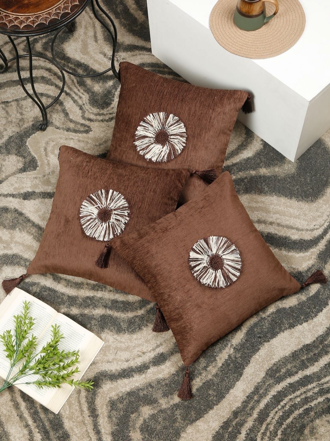 SOKNACK Coffee Brown & White 3 Pieces Embroidered Velvet Square Tasselled Cushion Covers
SOKNACK Coffee Brown & White 3 Pieces Embroidered Velvet Square Tasselled Cushion Covers