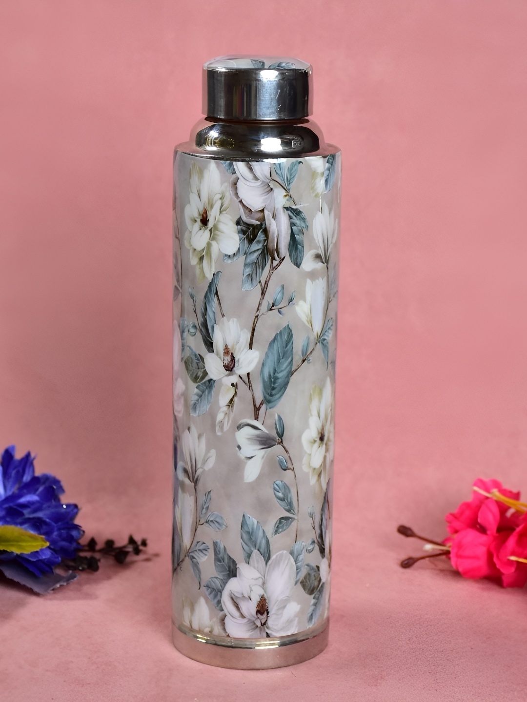 THE HOME CO. Grey & White Floral Printed Copper Stainless Steel Water Bottle 1000ml
THE HOME CO. Grey & White Floral Printed Copper Stainless Steel Water Bottle 1000ml