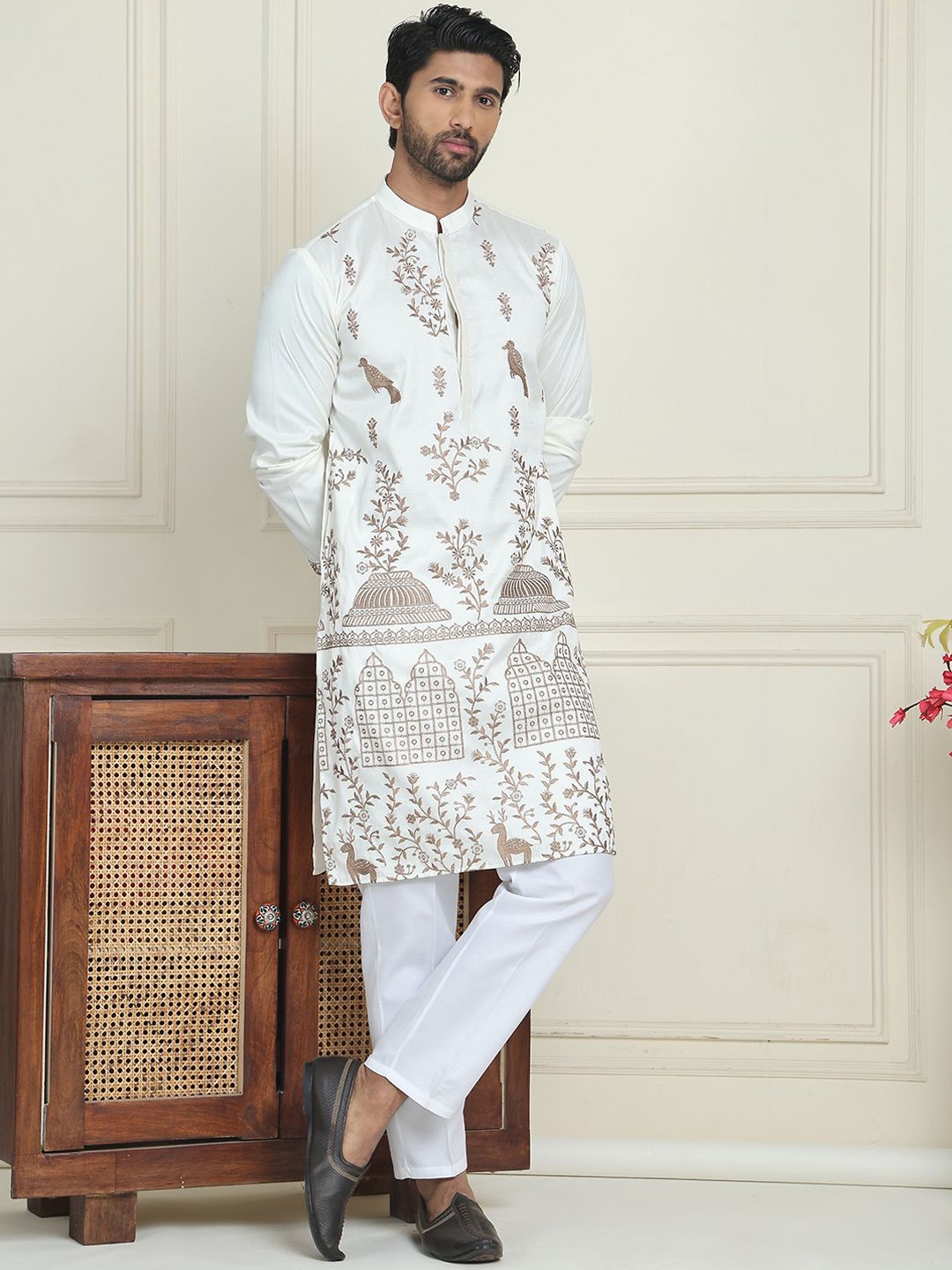 Jompers Ethnic Motifs Embroidered Mandarin Collar Straight Kurta with Pyjamas, White
Jompers Ethnic Motifs Embroidered Mandarin Collar Straight Kurta with Pyjamas, White