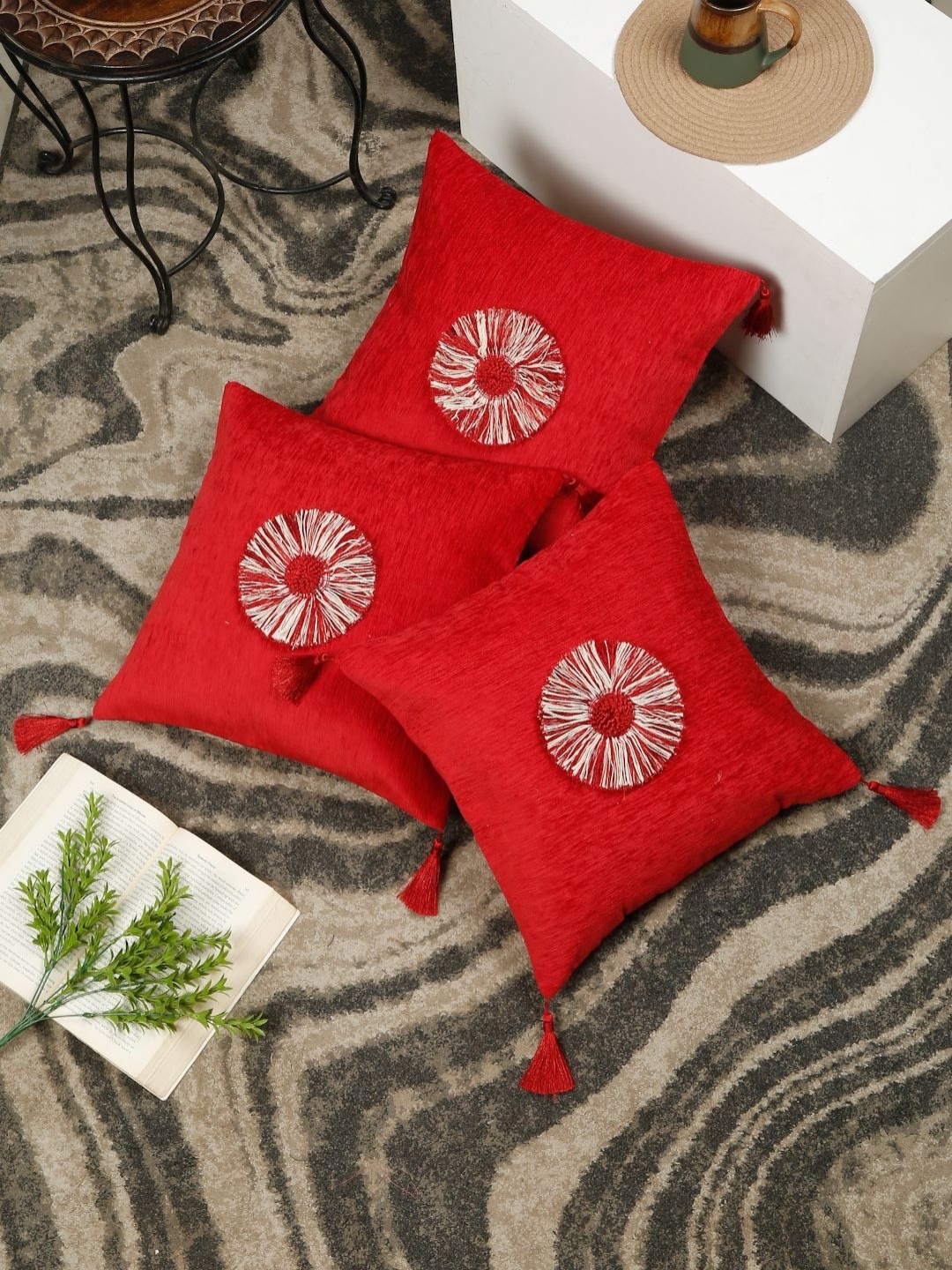 SOKNACK Maroon & White 3 Pieces Embroidered Velvet Square Tasselled Cushion Covers
SOKNACK Maroon & White 3 Pieces Embroidered Velvet Square Tasselled Cushion Covers