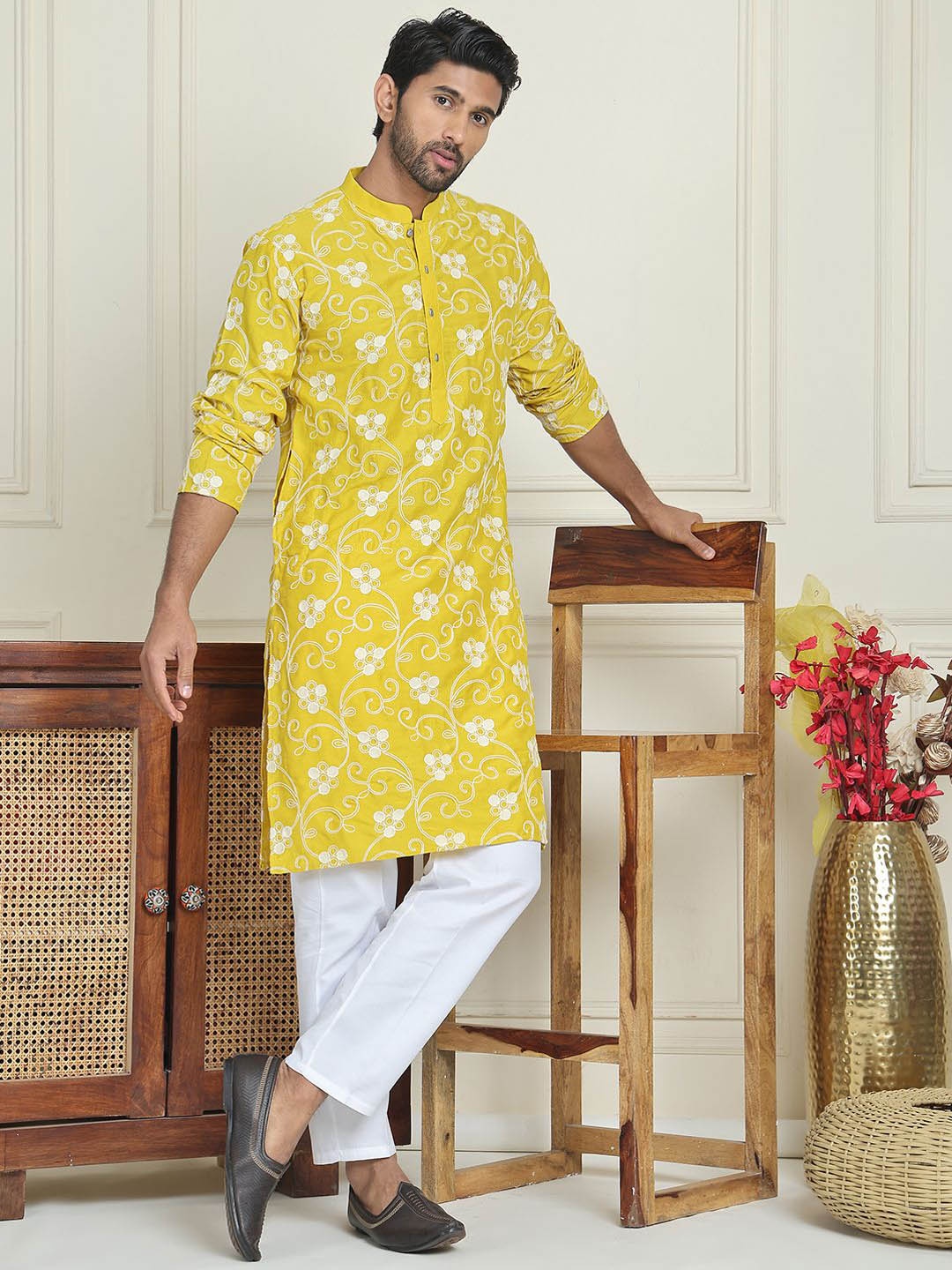 Jompers Men Floral Embroidered Thread Work Mandarin Collar Straight Kurta with Pyjamas, Yellow
Jompers Men Floral Embroidered Thread Work Mandarin Collar Straight Kurta with Pyjamas, Yellow