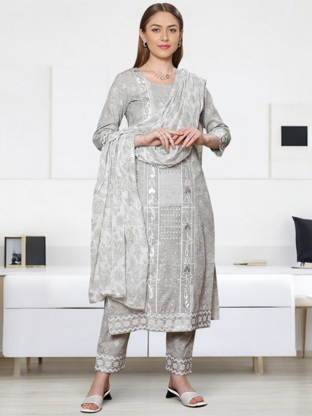 Jeff co-op Ethnic Motifs Printed Round Neck Straight Kurta With Trousers & Dupatta, Grey
Jeff co-op Ethnic Motifs Printed Round Neck Straight Kurta With Trousers & Dupatta, Grey