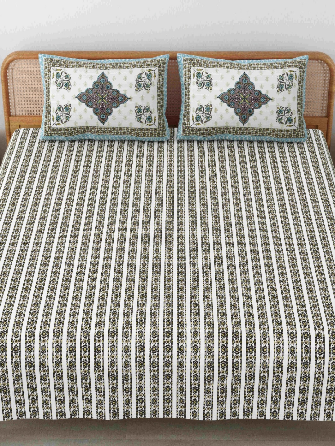MAFATLAL Sanskriti White Floral Printed Cotton 144 TC King Bedsheet Set 2.34 m X 2.7 m, Brown
MAFATLAL Sanskriti White Floral Printed Cotton 144 TC King Bedsheet Set 2.34 m X 2.7 m, Brown