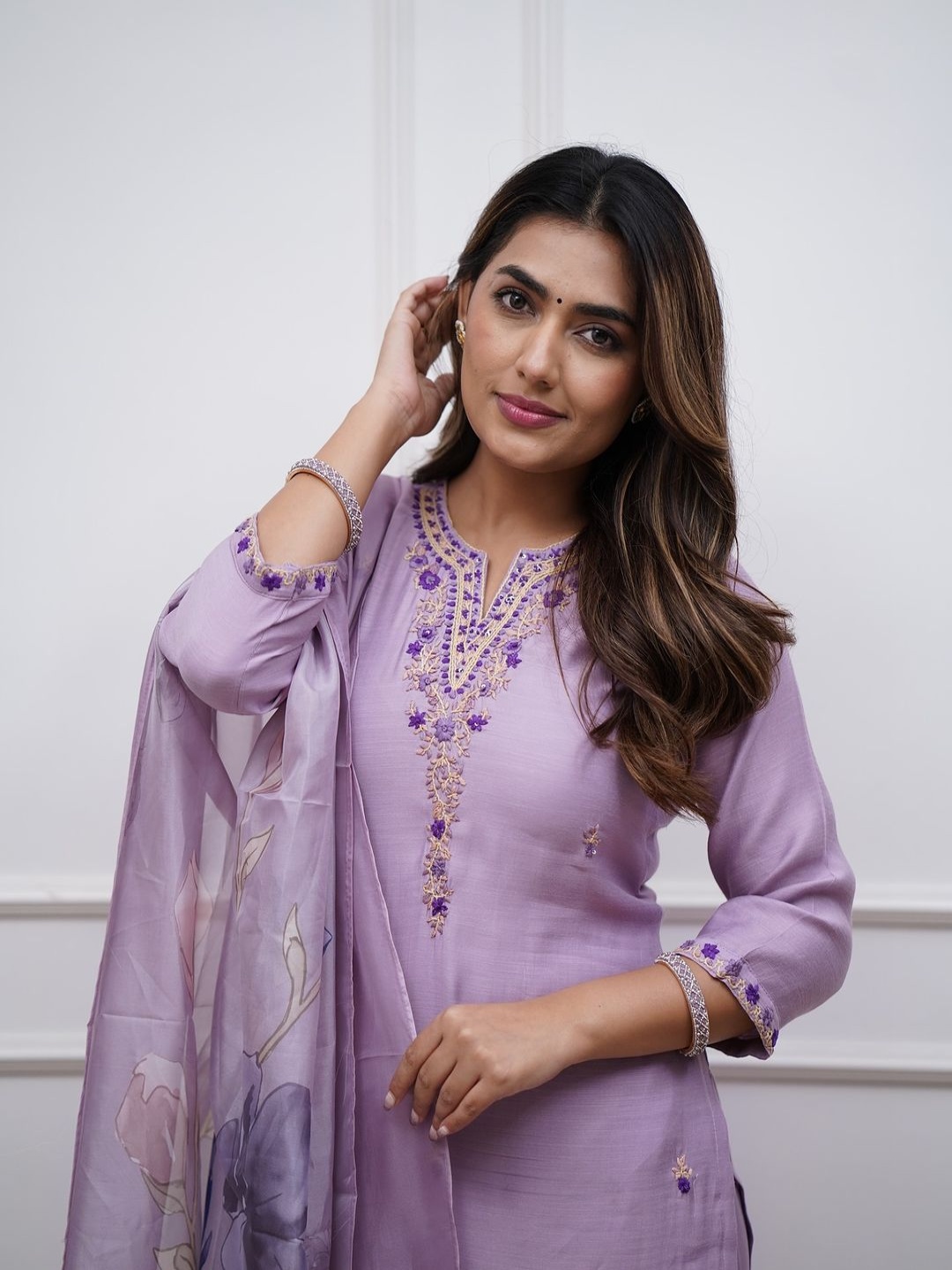 CHANDALIYO Floral Embroidered Notch Neck Straight Kurta With Trouser And Dupatta, Lavender
CHANDALIYO Floral Embroidered Notch Neck Straight Kurta With Trouser And Dupatta, Lavender