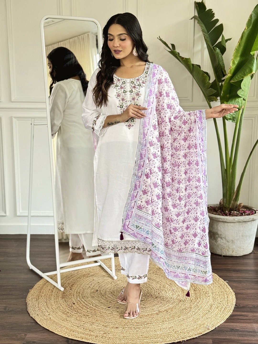 choiceit Floral Embroidered Scoop Neck Sequinned Stright Kurta With Trouser And Dupatta, White
choiceit Floral Embroidered Scoop Neck Sequinned Stright Kurta With Trouser And Dupatta, White