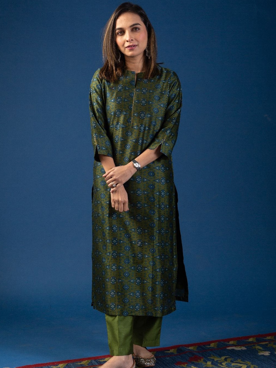 KUSVAA Women Geometric Embroidered Keyhole Neck Mirror Work Chanderi Silk Kurta, Green
KUSVAA Women Geometric Embroidered Keyhole Neck Mirror Work Chanderi Silk Kurta, Green