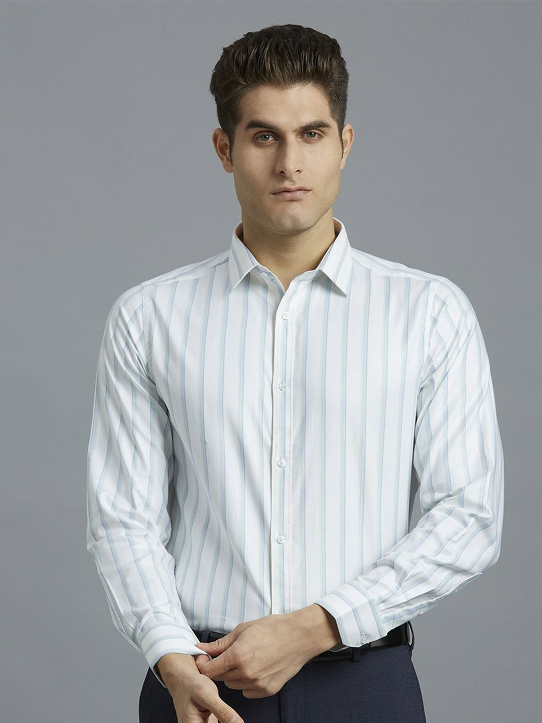 Reid & Taylor Men India Slim Fit Spread Collar Vertical Striped Cotton Formal Shirt, White
Reid & Taylor Men India Slim Fit Spread Collar Vertical Striped Cotton Formal Shirt, White