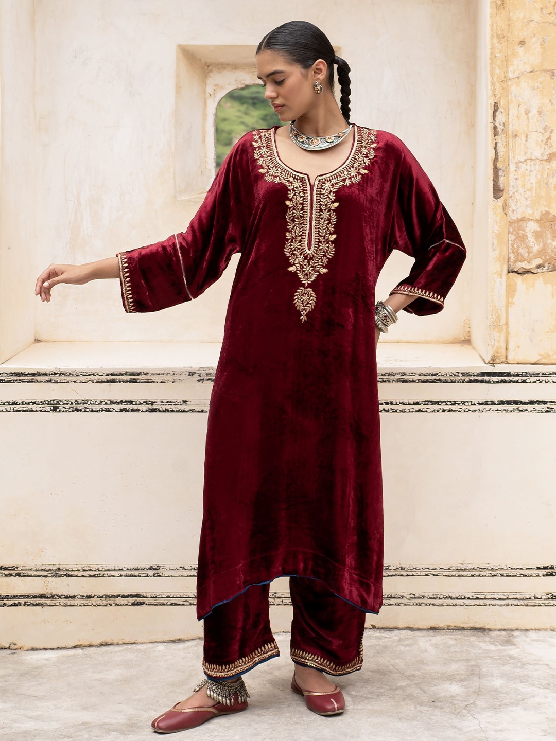 KARAJ JAIPUR Ethnic Motifs Yoke Design Zardozi Velvet Straight Kurta With Trousers, Maroon
KARAJ JAIPUR Ethnic Motifs Yoke Design Zardozi Velvet Straight Kurta With Trousers, Maroon