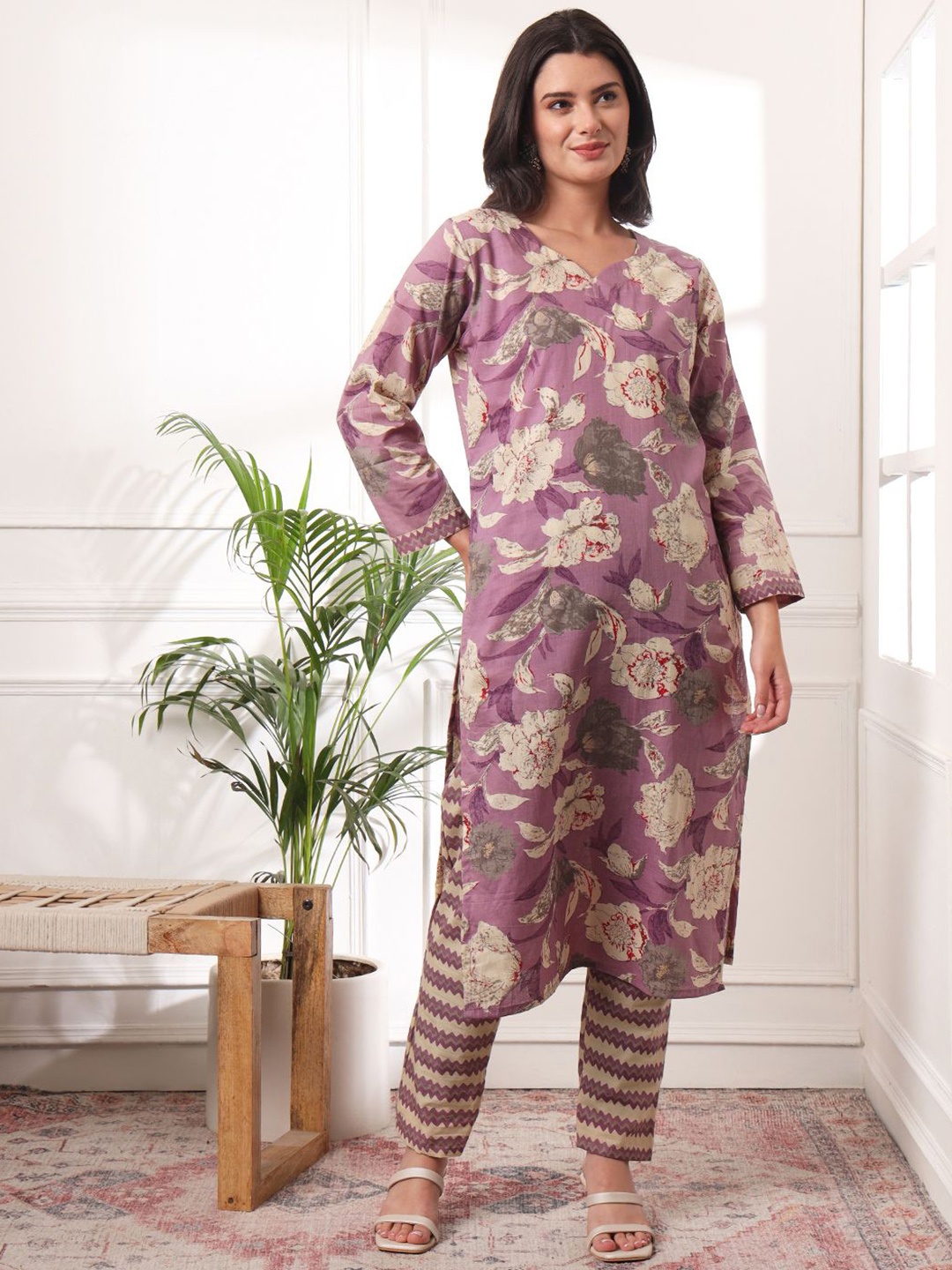 VIVARAA FASHION Floral Printed Sweetheart Neck Pure Cotton Kurta With Trousers, Purple
VIVARAA FASHION Floral Printed Sweetheart Neck Pure Cotton Kurta With Trousers, Purple