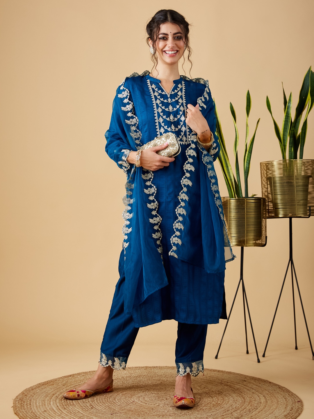 MOKOSH Floral Embroidered Mandarin Collar Straight Kurta With Trousers And Dupatta, Teal
MOKOSH Floral Embroidered Mandarin Collar Straight Kurta With Trousers And Dupatta, Teal