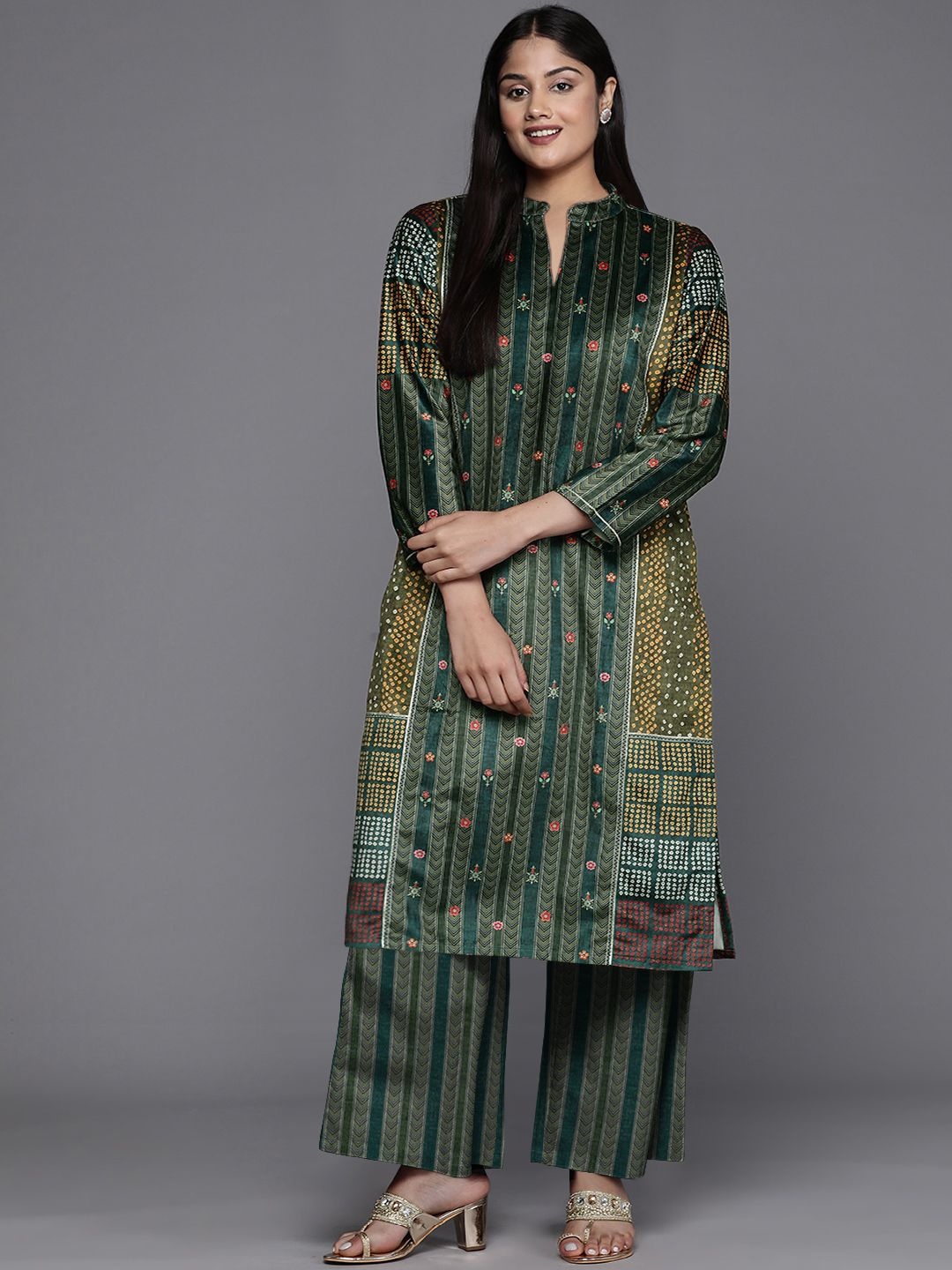 A PLUS BY AHALYAA Ethnic Motifs Printed Gotta Patti Plus Size Velvet Kurta With Palazzo, Green
A PLUS BY AHALYAA Ethnic Motifs Printed Gotta Patti Plus Size Velvet Kurta With Palazzo, Green
