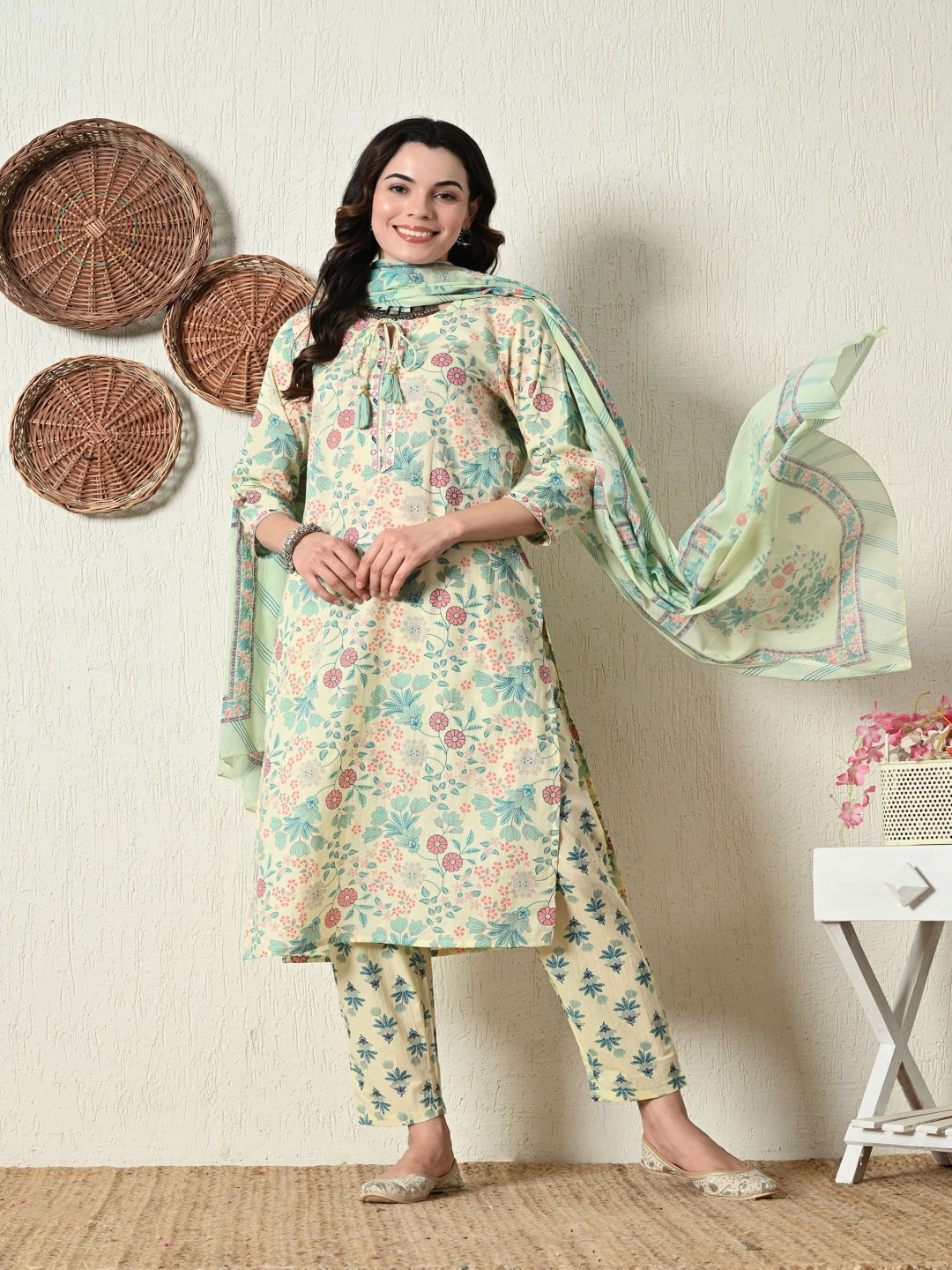filora Floral Printed Tie-Up Neck Pure Cotton Kurta With Trousers And Dupatta, Green
filora Floral Printed Tie-Up Neck Pure Cotton Kurta With Trousers And Dupatta, Green