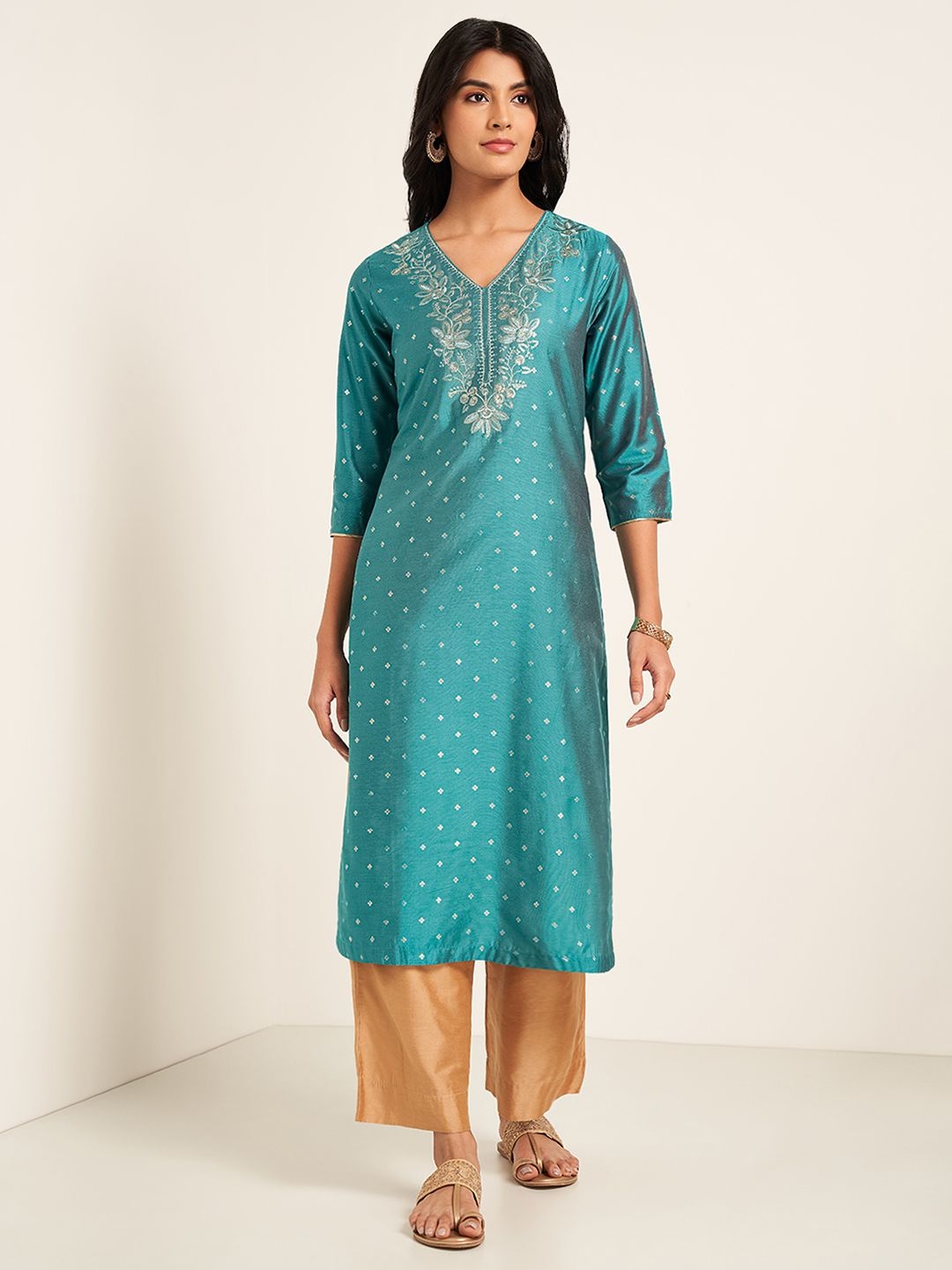 RANGMANCH BY PANTALOONS Floral Embroidered V-Neck Thread Work Straight Kurtas, Green
RANGMANCH BY PANTALOONS Floral Embroidered V-Neck Thread Work Straight Kurtas, Green