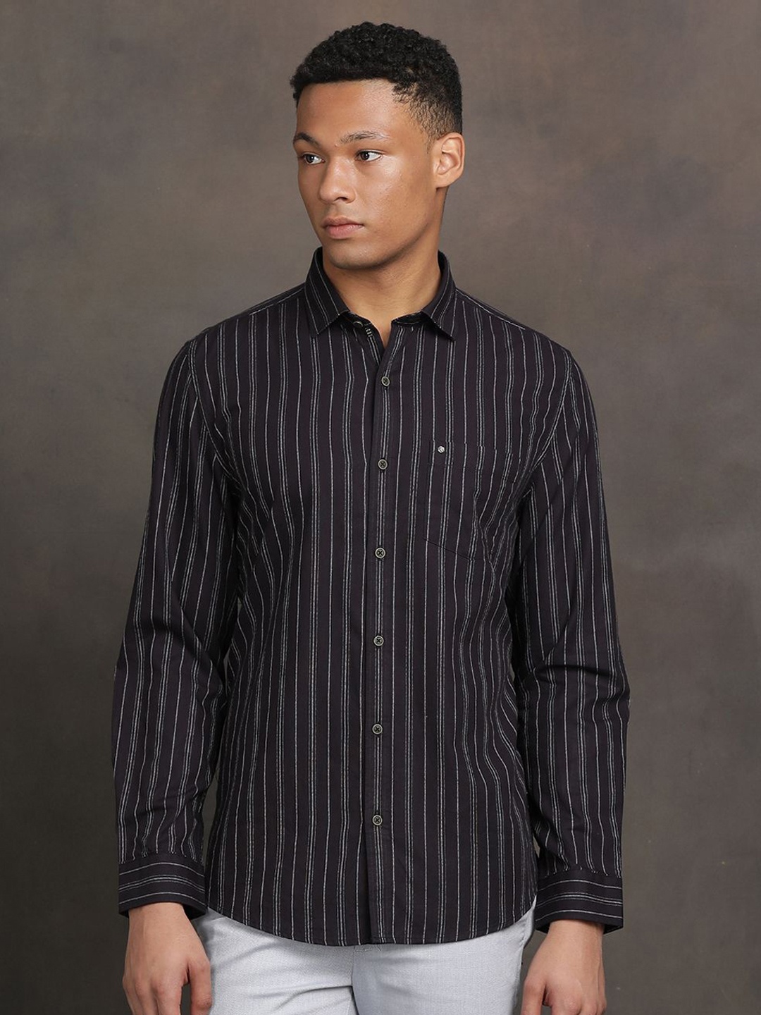 Turtle Men Relaxed Slim Fit Spread Collar Vertical Striped Cotton Casual Shirt, Navy blue
Turtle Men Relaxed Slim Fit Spread Collar Vertical Striped Cotton Casual Shirt, Navy blue