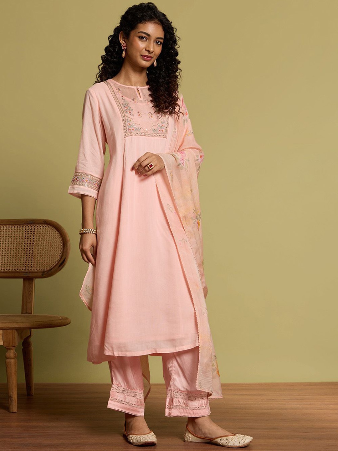 Taneira Women Floral Embroidered Regular Sequinned Kurta with Trousers & With Dupatta, Pink
Taneira Women Floral Embroidered Regular Sequinned Kurta with Trousers & With Dupatta, Pink