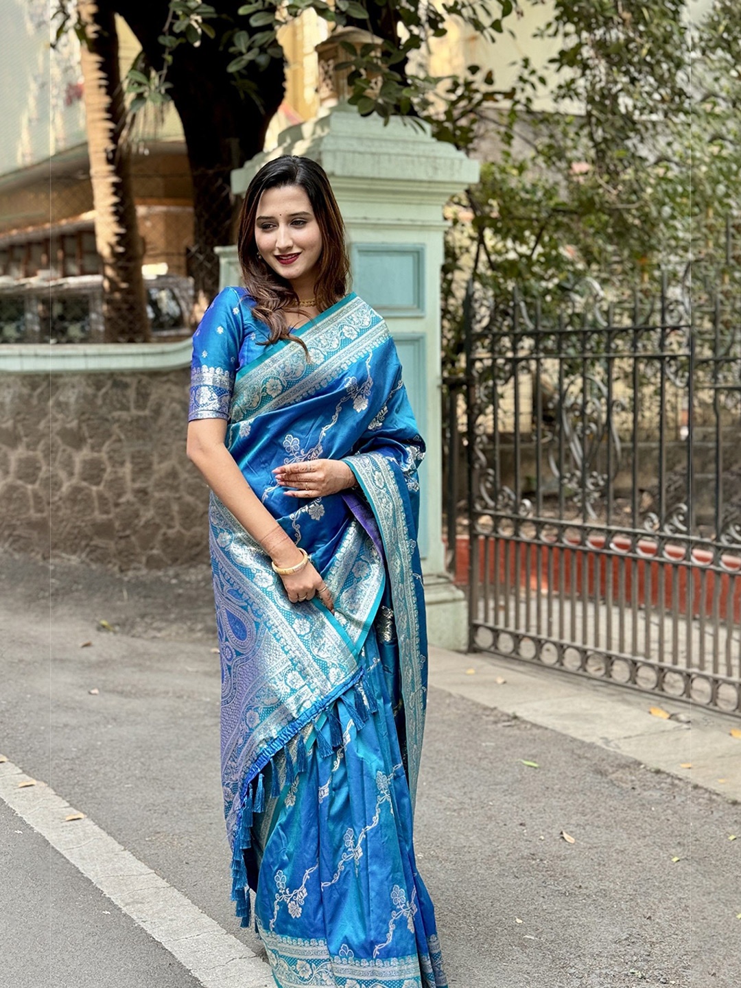 Rangtulika Ethnics Woven Design Zari Silk Banarasi Saree With Unstitched Blouse Piece, Blue
Rangtulika Ethnics Woven Design Zari Silk Banarasi Saree With Unstitched Blouse Piece, Blue