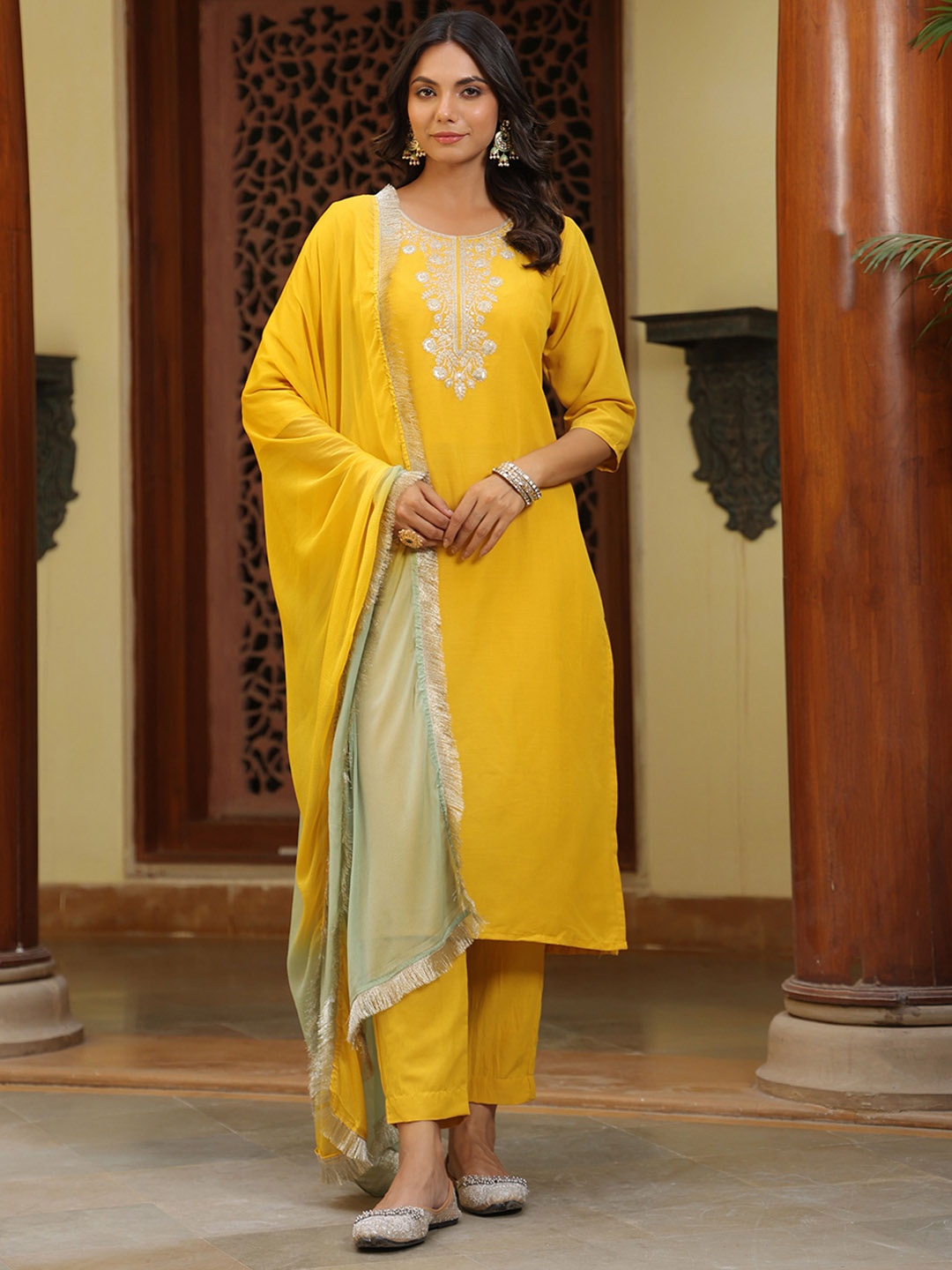 AURIELLA Floral Yoke Design Round Neck Sequinned Straight Kurta With Trousers & Dupatta, Yellow
AURIELLA Floral Yoke Design Round Neck Sequinned Straight Kurta With Trousers & Dupatta, Yellow