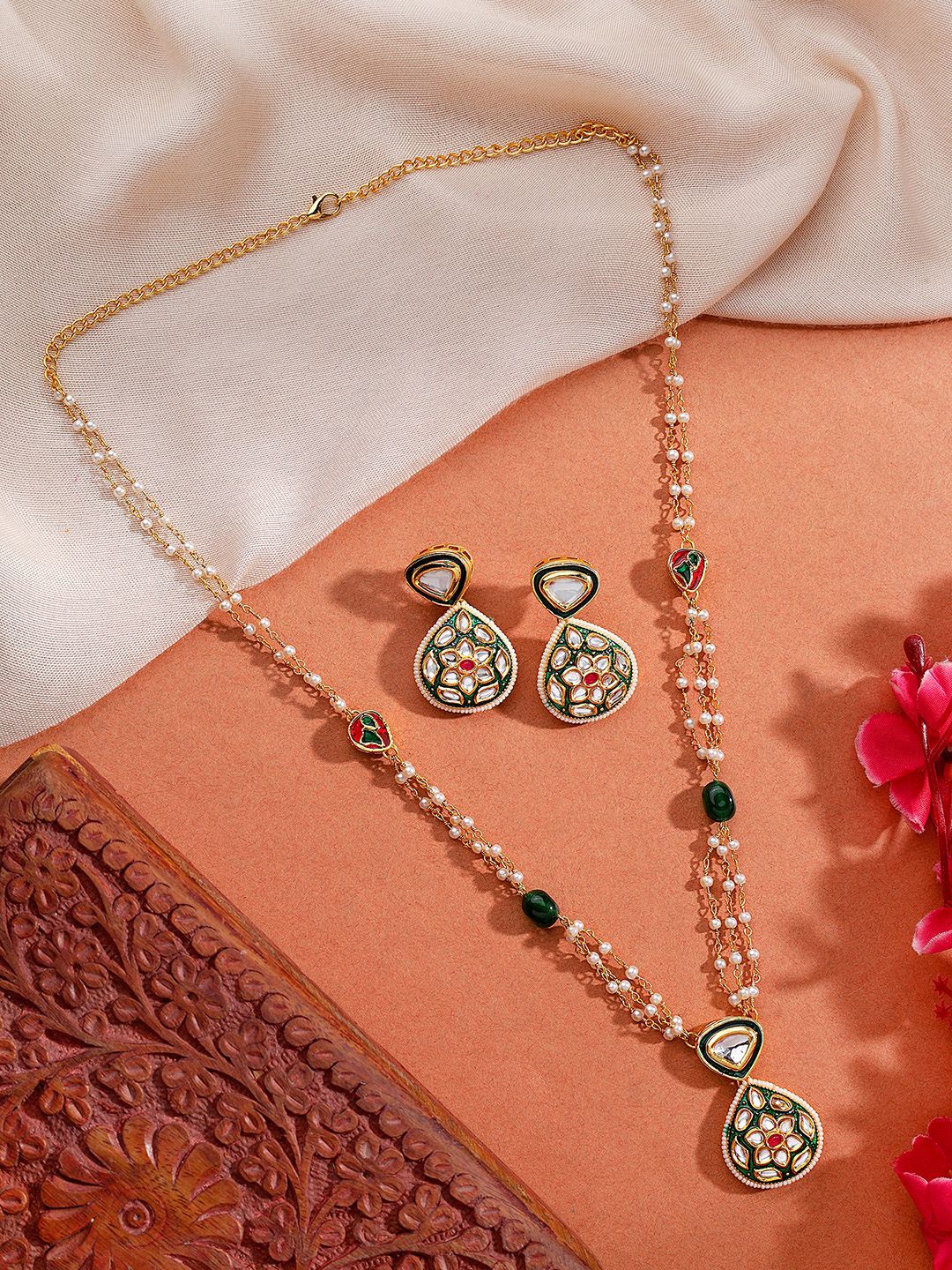 AARSEE OFFICIAL Anti-Tarnish 22KT Gold-Plated Green Jadau Kundan Pearl Chain Necklace Set
AARSEE OFFICIAL Anti-Tarnish 22KT Gold-Plated Green Jadau Kundan Pearl Chain Necklace Set