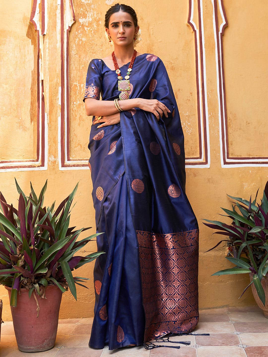 Janasya Women Navy Blue Geometric Kanjeevaram Silk Saree with Unstitched Blouse Piece
Janasya Women Navy Blue Geometric Kanjeevaram Silk Saree with Unstitched Blouse Piece
