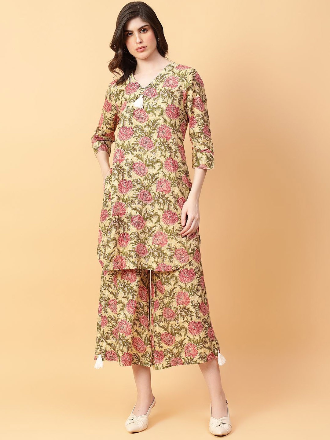 Jaipur Kurti Women Floral Printed Regular Thread Work Pure Cotton Kurta with Palazzos, Beige
Jaipur Kurti Women Floral Printed Regular Thread Work Pure Cotton Kurta with Palazzos, Beige