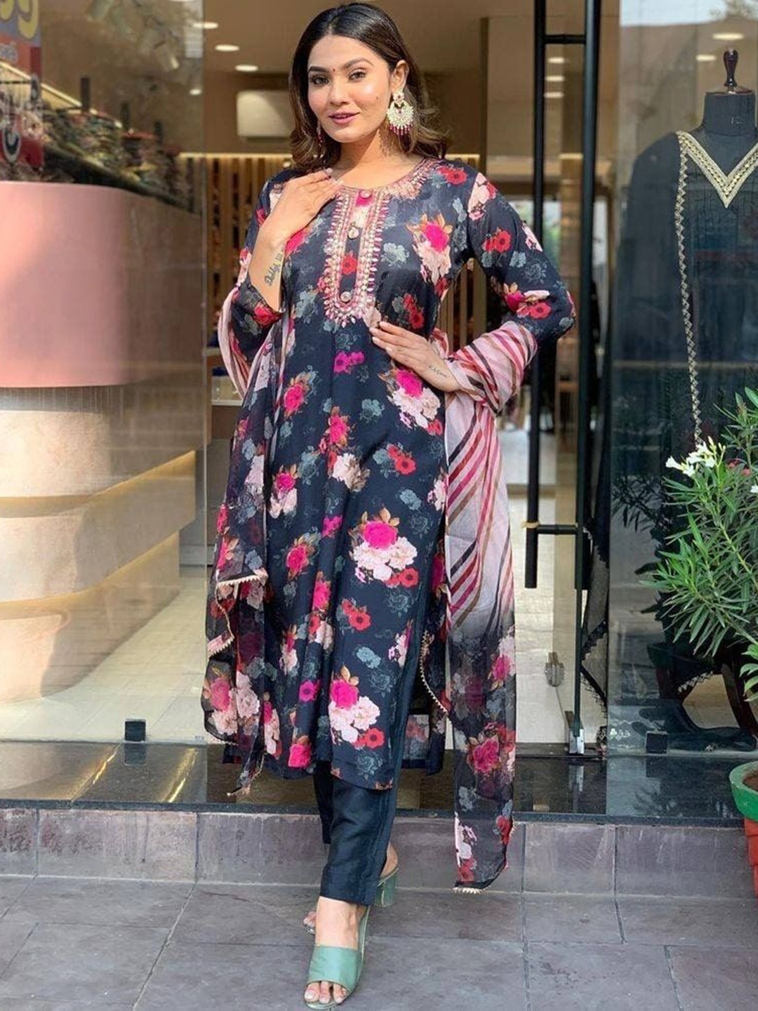 KAUTIK FABRICS Women Floral Embroidered Thread Work Kurta with Trousers & With Dupatta, Black
KAUTIK FABRICS Women Floral Embroidered Thread Work Kurta with Trousers & With Dupatta, Black