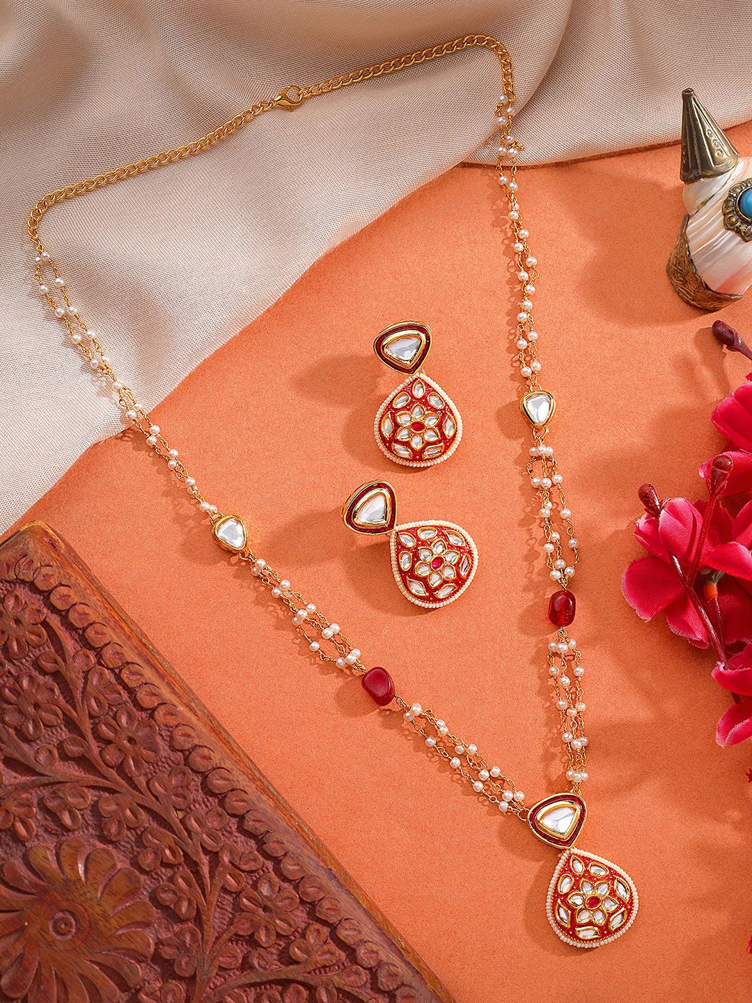 AARSEE OFFICIAL Anti-Tarnish 22KT Gold-Plated Red Jadau Kundan Pearl Chain Necklace Set
AARSEE OFFICIAL Anti-Tarnish 22KT Gold-Plated Red Jadau Kundan Pearl Chain Necklace Set