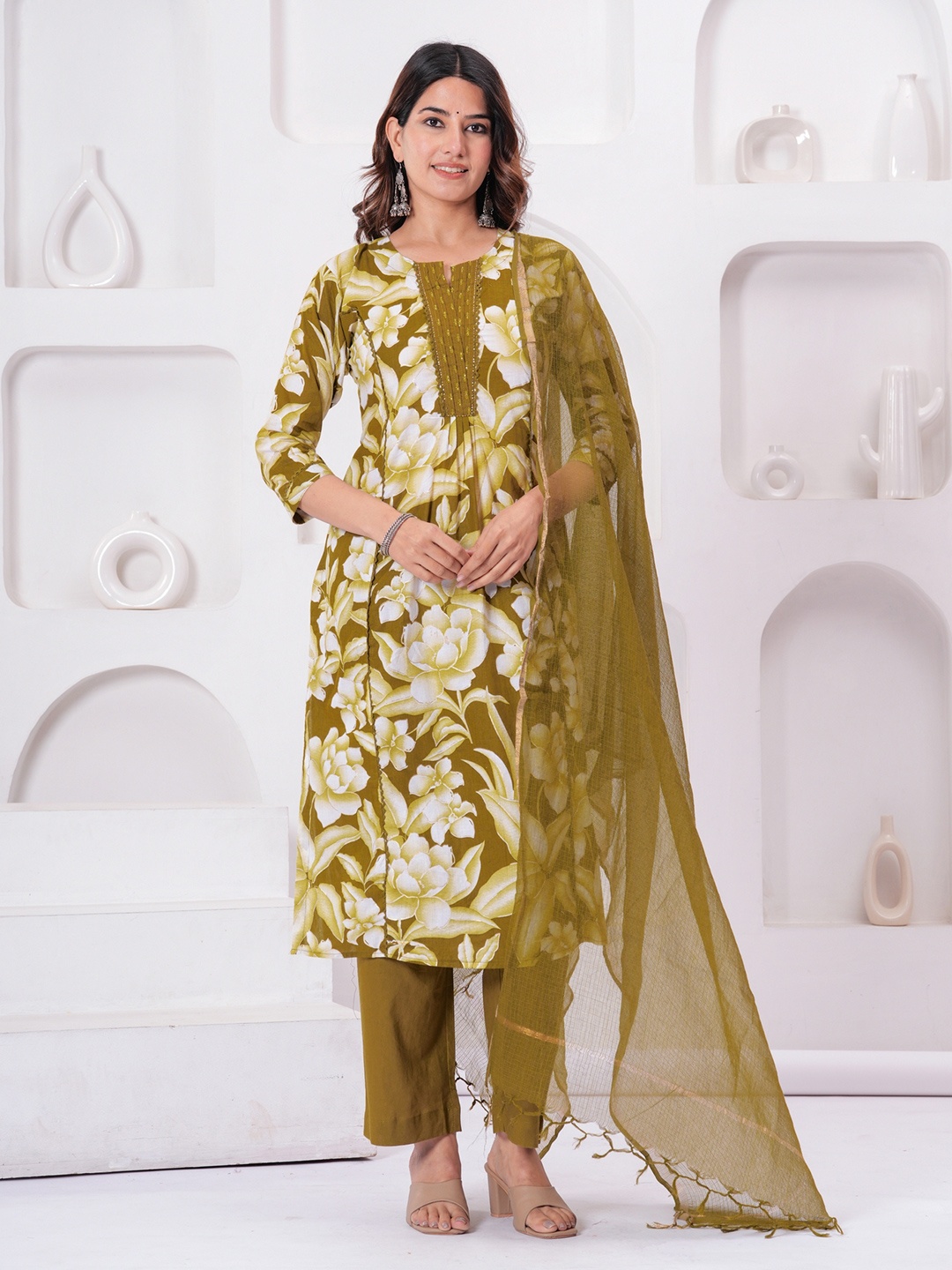 Kanahari Women Floral Printed Regular Beads and Stones Pure Cotton Kurta with Trousers & With Dupatta, Green
Kanahari Women Floral Printed Regular Beads and Stones Pure Cotton Kurta with Trousers & With Dupatta, Green