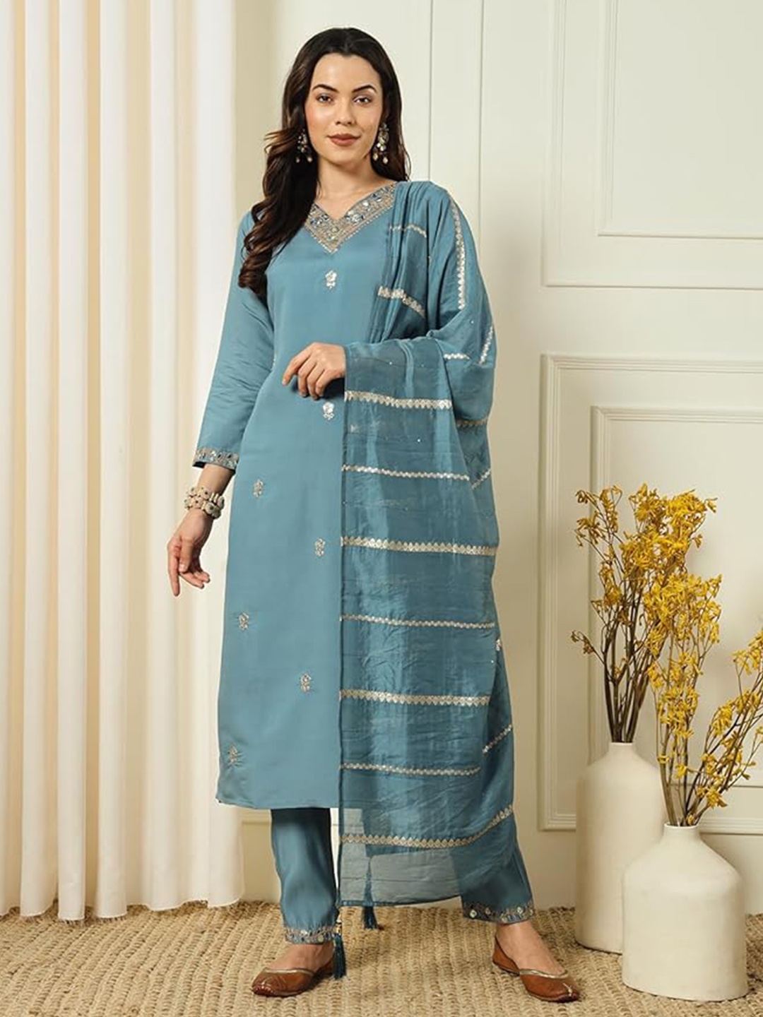 KOTRONS Women Floral Embroidered Regular Thread Work Chanderi Silk Kurta with Trousers & With Dupatta, Blue
KOTRONS Women Floral Embroidered Regular Thread Work Chanderi Silk Kurta with Trousers & With Dupatta, Blue