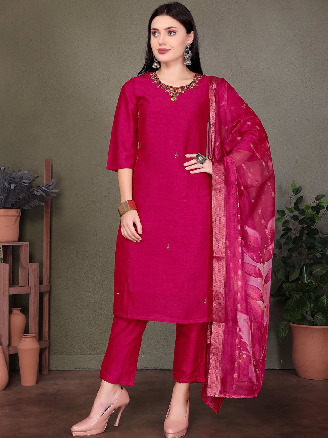 Gee Next Creation Floral Embroidered Beads & Stones Straight Kurta With Trouser & Dupatta, Pink
Gee Next Creation Floral Embroidered Beads & Stones Straight Kurta With Trouser & Dupatta, Pink