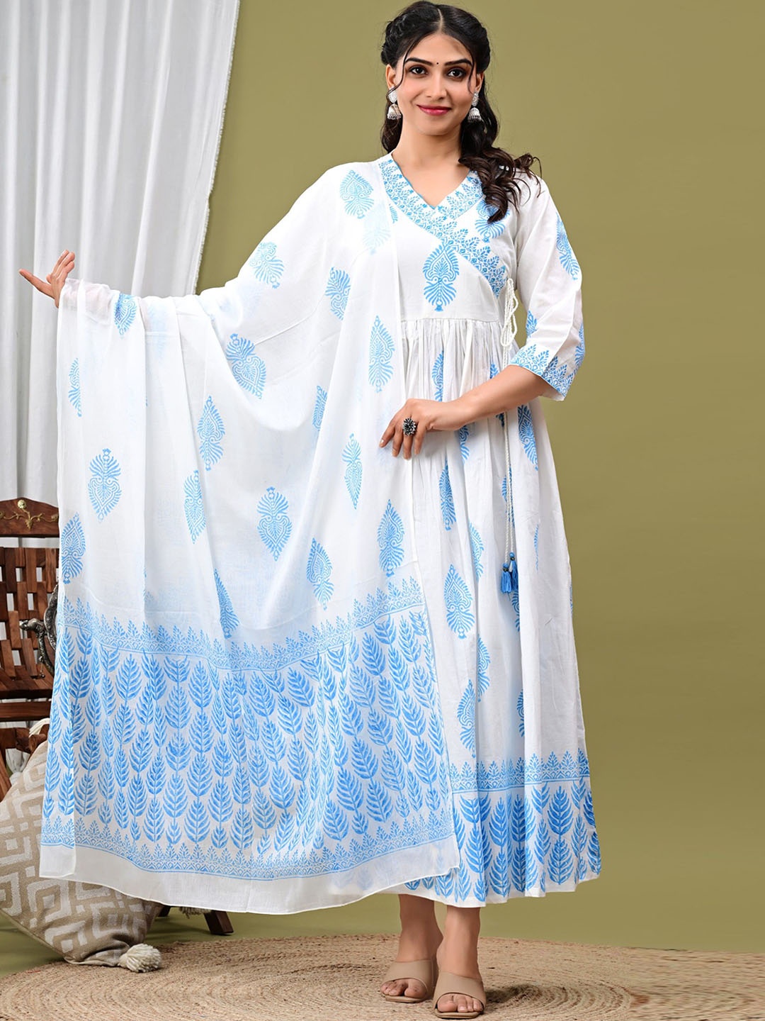 RAABA Ethnic Motifs Printed V-Neck Angrakha Sequinned Cotton Anarkali Kurta With Dupatta, White
RAABA Ethnic Motifs Printed V-Neck Angrakha Sequinned Cotton Anarkali Kurta With Dupatta, White