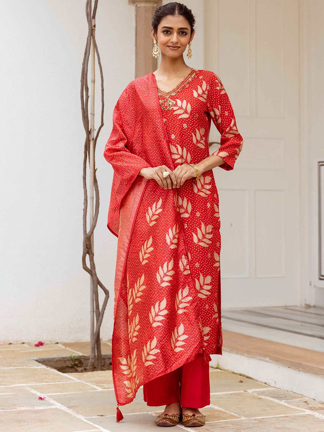 DIVASTRI Floral Printed Beads and Stones Straight Kurta with Trousers & Dupatta, Red
DIVASTRI Floral Printed Beads and Stones Straight Kurta with Trousers & Dupatta, Red